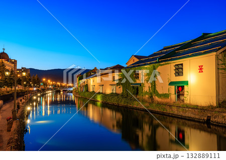 北海道　小樽市　小樽運河の夜景 132889111