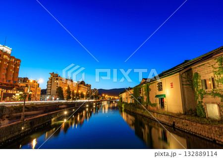 北海道　小樽市　小樽運河の夜景 132889114