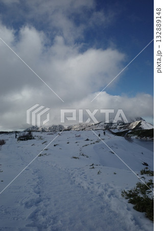 冬の晴れた日の雪景色 冬の晴れた日の雪景色 132889148