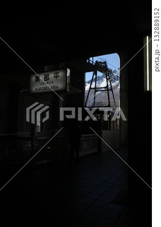 黒部平のケーブルを覗く立山連峰 132889152