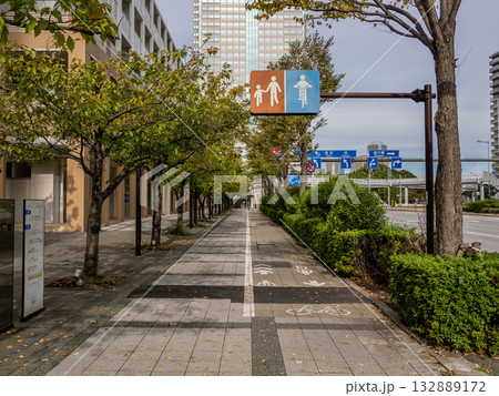 自転車の通行が許可された歩道と、それを示すピクトグラム 132889172