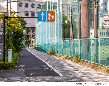 自転車の通行が許可された歩道と、それを示すピクトグラム 132889173