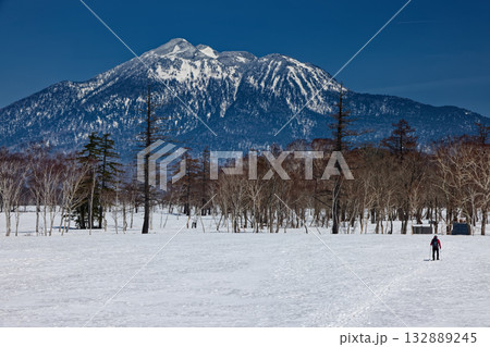 残雪期の尾瀬ヶ原・山ノ鼻から見る燧ヶ岳 132889245