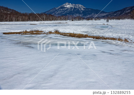 残雪期の尾瀬ヶ原から見る燧ヶ岳 132889255