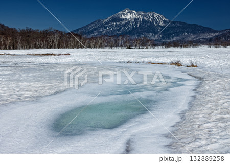 残雪期の尾瀬ヶ原から見る燧ヶ岳 残雪期の尾瀬ヶ原から見る燧ヶ岳 132889258