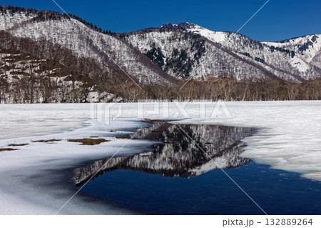 残雪期の尾瀬ヶ原から見る景鶴山 132889264