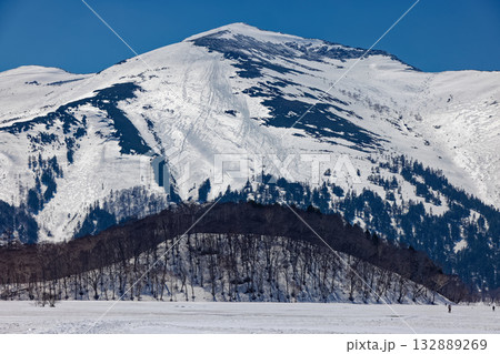 残雪期の尾瀬ヶ原から見る牛首と至仏山 残雪期の尾瀬ヶ原から見る牛首と至仏山 132889269