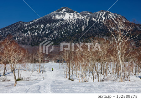 残雪期の尾瀬ヶ原を行く登山者と燧ヶ岳 132889278