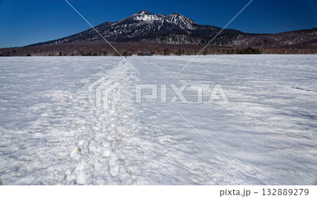残雪期の尾瀬ヶ原から見る燧ヶ岳 132889279