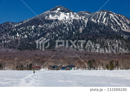残雪期の尾瀬ヶ原から見る見晴の山小屋と燧ヶ岳 132889280