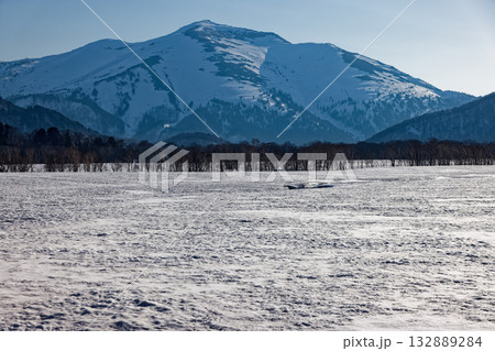 尾瀬ヶ原から見る午後の日差しに翳る至仏山 132889284