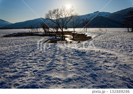 尾瀬ヶ原から見る西に傾いた陽と景鶴山 132889286
