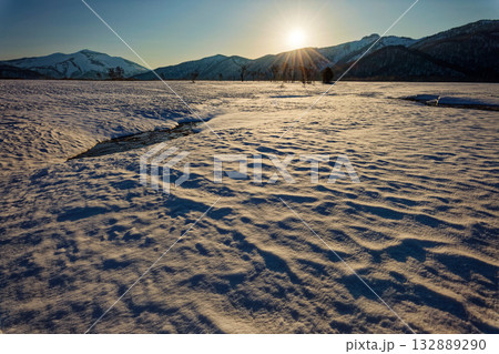 尾瀬ヶ原から見る夕日と至仏山・景鶴山の山並み 尾瀬ヶ原から見る夕日と至仏山・景鶴山の山並み 132889290