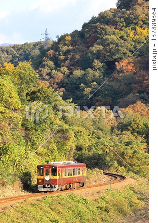 わたらせ渓谷鐵道「晩秋の山間部のカーブを走る列車」 わたらせ渓谷鐵道「晩秋の山間部のカーブを走る列車」 132889364