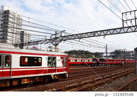 京浜急行電鉄の車両基地・金沢検車区を通過する列車 132889586