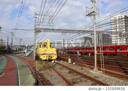 京浜急行電鉄の車両基地・金沢検車区の三線軌条 132889616