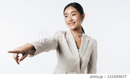 若手日本人ビジネスウーマンが前方を指してプレゼンするポートレート 132889637