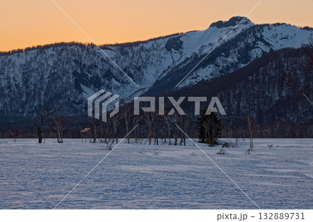 残雪期の尾瀬ヶ原から見る残照の景鶴山 残雪期の尾瀬ヶ原から見る残照の景鶴山 132889731