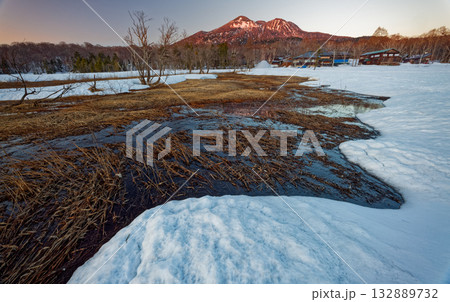 雪解けの尾瀬ヶ原から見る夕照の燧ヶ岳 雪解けの尾瀬ヶ原から見る夕照の燧ヶ岳 132889732