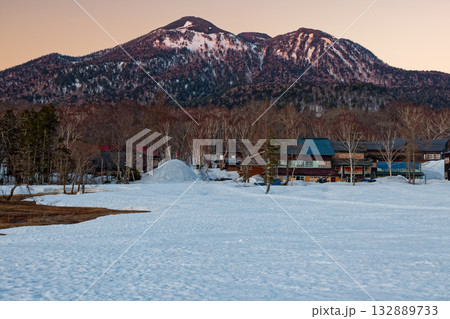 残雪期の尾瀬ヶ原から見る夕照の燧ヶ岳 残雪期の尾瀬ヶ原から見る夕照の燧ヶ岳 132889733