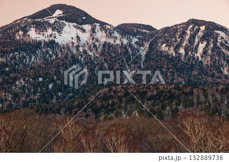 残雪期の尾瀬ヶ原から見る残照の燧ヶ岳 132889736