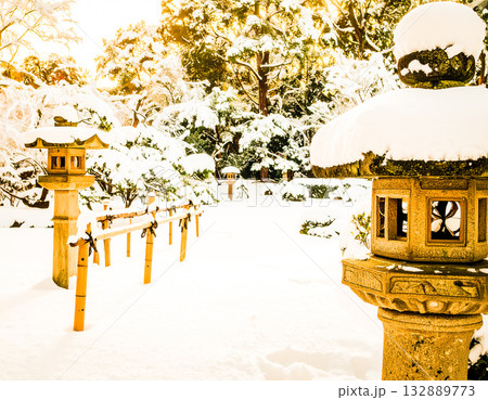 奥行きのある雪の庭園と灯籠の風景 132889773