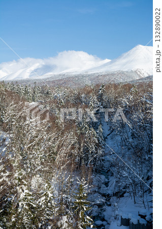 冬の晴れた日の渓谷と山頂 132890022
