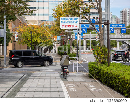 自転車の通行が許可された歩道と「歩行者優先」の注意喚起標識 自転車の通行が許可された歩道と「歩行者優先」の注意喚起標識 132890660