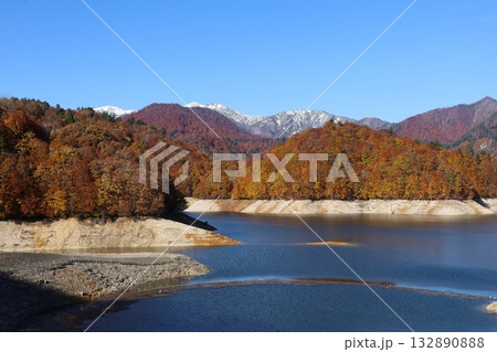 紅葉に包まれた、秋の湖　（群馬県　奥利根湖・矢木沢ダム） 132890888