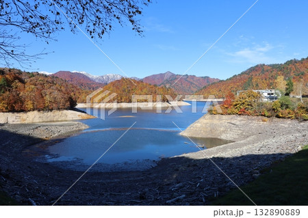 紅葉に包まれた、秋の湖　（群馬県　奥利根湖・矢木沢ダム） 132890889
