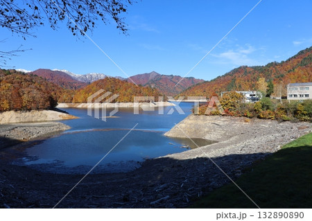 紅葉に包まれた、秋の湖　（群馬県　奥利根湖・矢木沢ダム） 132890890