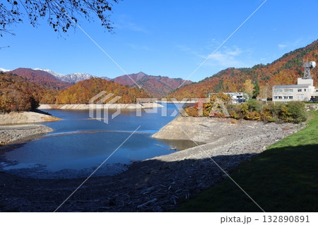 紅葉に包まれた、秋の湖　（群馬県　奥利根湖・矢木沢ダム） 132890891