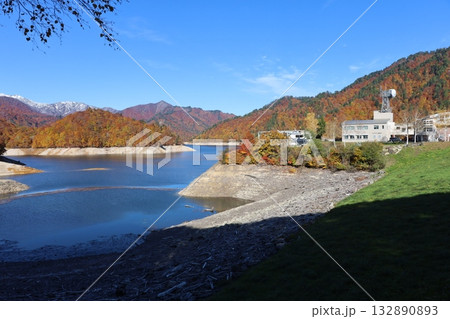 紅葉に包まれた、秋の湖　（群馬県　奥利根湖・矢木沢ダム） 132890893
