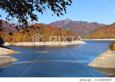 紅葉に包まれた、秋の湖　（群馬県　奥利根湖・矢木沢ダム） 132890907