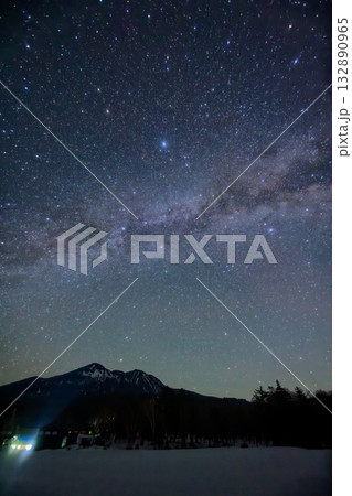 残雪期の尾瀬ヶ原・見晴から見る燧ヶ岳と天の川・夏の大三角形 132890965