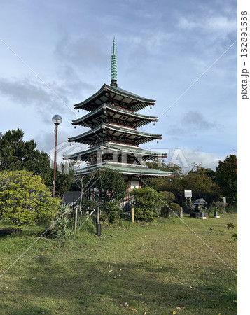 名所に建つ寺院 132891538