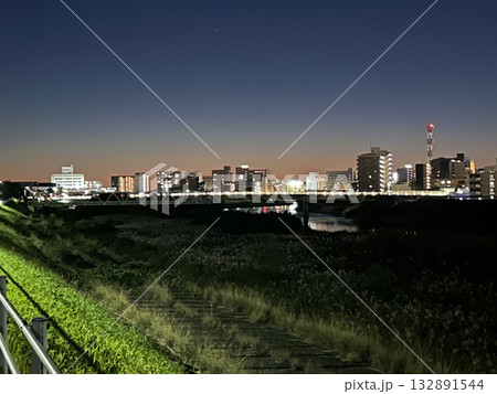 水面に映る夜景 132891544