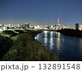川に映る夜景 132891548