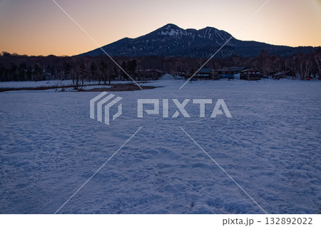 残雪期の尾瀬ヶ原・見晴から見る夜明けの燧ヶ岳 132892022