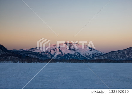 残雪期の尾瀬ヶ原・見晴から見る朝焼けの至仏山 残雪期の尾瀬ヶ原・見晴から見る朝焼けの至仏山 132892030