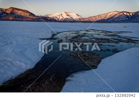 雪解けの尾瀬ヶ原・見晴から見る朝の至仏山 132892042