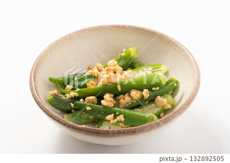 オクラ　ピーナッツあえ 132892505