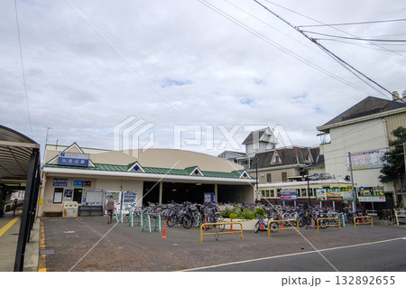 近代化産業遺産120号（1000形）電車が止まる高松琴平電鉄仏生山駅 132892655