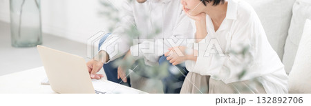 リビングでパソコンを見る真剣に考える悩む迷う、夫婦 検索して見つける 引っ越しや保険などを探すバナー リビングでパソコンを見る真剣に考える悩む迷う、夫婦 検索して見つける 引っ越しや保険などを探すバナー 132892706