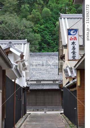 奈良県宇陀市：宇陀松山の小径／山邊家住宅前 132892772