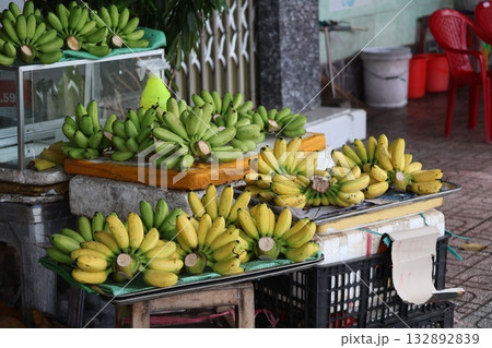 ベトナムのミトーの町のバナナが売っているお店の風景 132892839