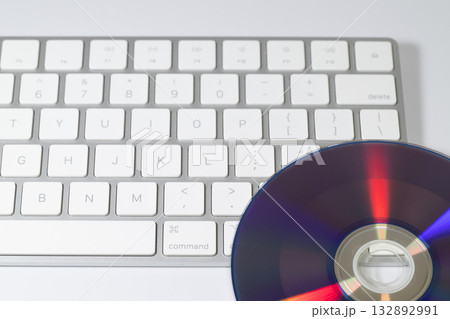 キーボードとCD-ROMのデジタルワーク 132892991