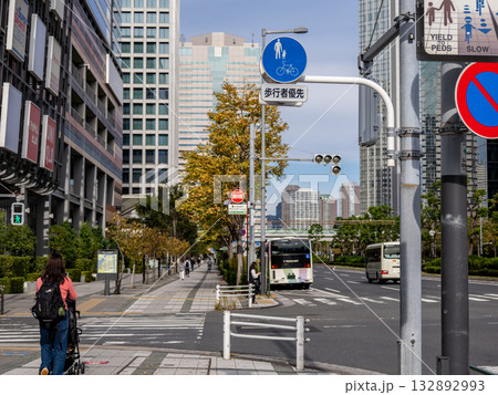 歩道に設置された規制標識 325-3「普通自転車等及び歩行者等専用」と補助標識 132892993