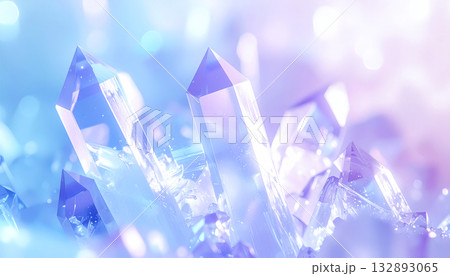 光の中で輝く透明なクリスタル（紫ブルー） 132893065