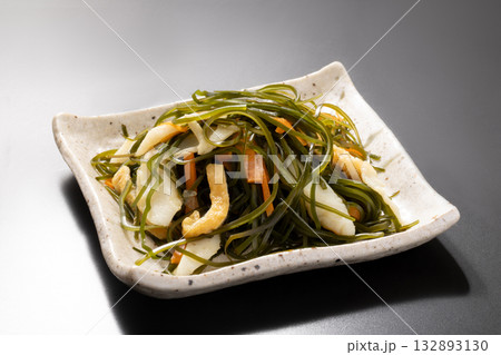 切り昆布の煮物 132893130